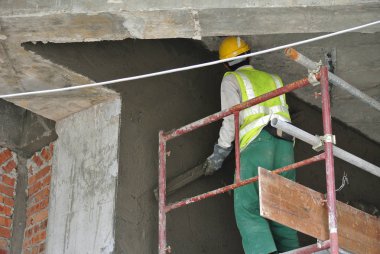 Malacca, Malaysia-24 Ağustos 2016: inşaat işçileri inşaat alanındaki formu tuğla duvar tuğla döşeme.  