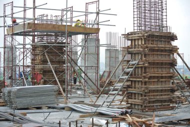 Malacca, Malaysia-5 Eylül 2015: yaygın olarak kontrplak ve kereste inşaat sahasında yapılan ahşap formu iş. İçin takviye Beton kalıp olarak kullanılan formu iş. 