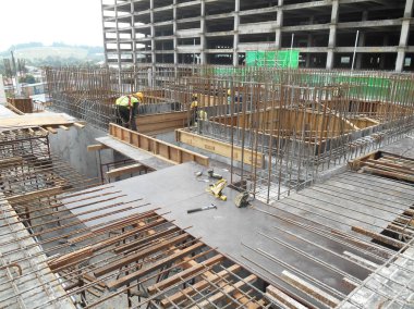 Malacca, Malaysia-5 Eylül 2015: yaygın olarak kontrplak ve kereste inşaat sahasında yapılan ahşap formu iş. İçin takviye Beton kalıp olarak kullanılan formu iş. 