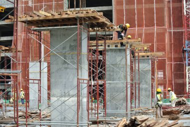 Malacca, Malaysia-5 Eylül 2015: yaygın olarak kontrplak ve kereste inşaat sahasında yapılan ahşap formu iş. İçin takviye Beton kalıp olarak kullanılan formu iş. 