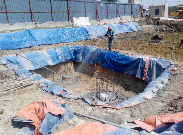 Selangor, Malezya-05 Mayıs 2016: grup inşaat işçileri şantiye ve giyen Emanet dişli gövde koşum takımı ve emanet bot takım aktiviteye dahil gibi.  