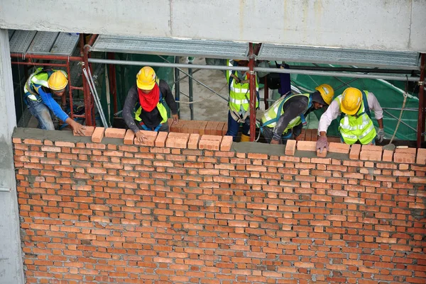 马来西亚马六甲 2016年8月24日 建筑工人在建筑工地铺设砖砌砖墙 — 图库照片