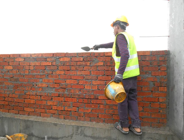 Malacca Malaysia August 2016 Bauarbeiter Legen Ziegel Ziegelmauer Auf Der — Stockfoto