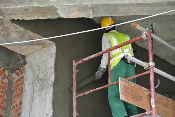 Malacca, Malaysia-24 Ağustos 2016: inşaat işçileri inşaat alanındaki formu tuğla duvar tuğla döşeme.  