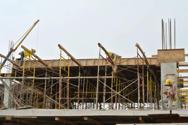 马六甲 马来西亚 2015 通常是由胶合板和木材在施工现场的木材形式工作 窗体工作用作钢筋混凝土模具 — 图库照片