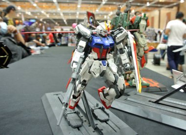 Kuala Lumpur, Malezya-31 Mart 2018: seçili Mobile Suit Gundam eylem rakam modeli ve oyuncaklar ile duruldu. Gunpla ve Bandai tarafından kurgusal Gundam evrenin karakterler.