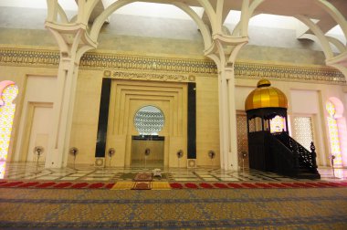 Sarawak, Malezya-14 Ekim 2014: Sarawak eyalet Camii iç. Bir büyük ana kiliseye büyük ve güzel bir kubbe ile örtülü ve diğer küçük kubbe ile desteklenen cami vardır. 