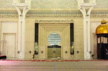 Sarawak, Malezya-14 Ekim 2014: Sarawak eyalet Camii iç. Bir büyük ana kiliseye büyük ve güzel bir kubbe ile örtülü ve diğer küçük kubbe ile desteklenen cami vardır. 