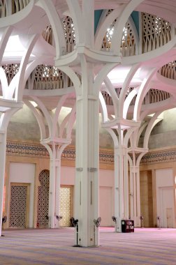 Sarawak, Malezya-14 Ekim 2014: Sarawak eyalet Camii iç. Bir büyük ana kiliseye büyük ve güzel bir kubbe ile örtülü ve diğer küçük kubbe ile desteklenen cami vardır. 