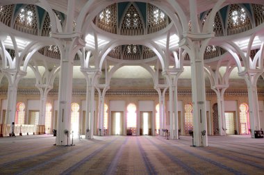 Sarawak, Malezya-14 Ekim 2014: Sarawak eyalet Camii iç. Bir büyük ana kiliseye büyük ve güzel bir kubbe ile örtülü ve diğer küçük kubbe ile desteklenen cami vardır. 
