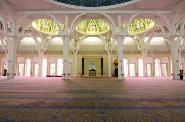 Sarawak, Malezya-14 Ekim 2014: Sarawak eyalet Camii iç. Bir büyük ana kiliseye büyük ve güzel bir kubbe ile örtülü ve diğer küçük kubbe ile desteklenen cami vardır. 