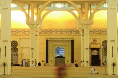 Sarawak, Malezya-14 Ekim 2014: Sarawak eyalet Camii iç. Bir büyük ana kiliseye büyük ve güzel bir kubbe ile örtülü ve diğer küçük kubbe ile desteklenen cami vardır. 