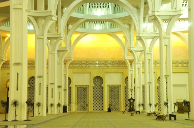 Sarawak, Malezya-14 Ekim 2014: Sarawak eyalet Camii iç. Bir büyük ana kiliseye büyük ve güzel bir kubbe ile örtülü ve diğer küçük kubbe ile desteklenen cami vardır. 