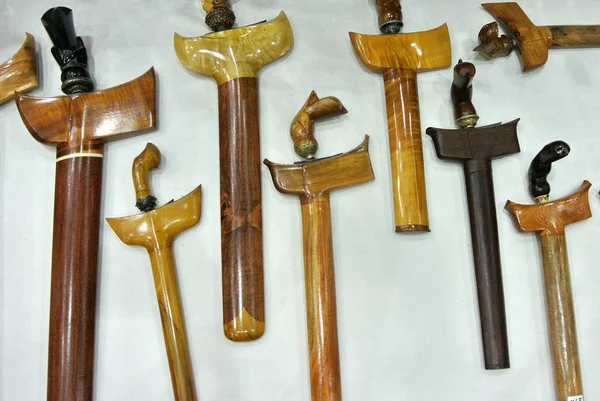 クアラルンプール マレーシア 2018 ケリス マレーシアでマレーのコミュニティの伝統的な武器であります 選択した鉄を使用して手動で行います 木材や象牙の行われる処理 — ストック写真