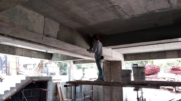 クアラルンプール マレーシア 2018 セメント石膏を使用して建設労働者によって埋め尽くされてレンガの壁 足場の高さで仕事を一時ステージングとして使用します 起こる不良を防ぐために適切な安全ギヤを身に着けています — ストック写真