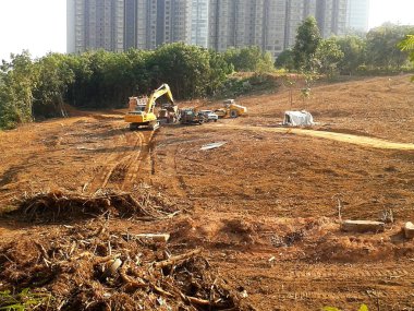 Kuala Lumpur, Malezya-9 Ağustos 2017: ağır makine Hafriyat inşaat sahasında yapıyor. Works gerekli düzeyi almak bina inşaat başlamadan önce yürütülen. 