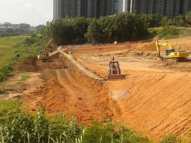 Kuala Lumpur, Malezya-9 Ağustos 2017: ağır makine Hafriyat inşaat sahasında yapıyor. Works gerekli düzeyi almak bina inşaat başlamadan önce yürütülen. 
