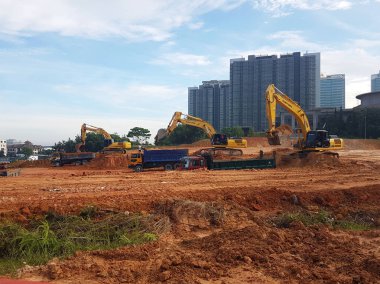 Kuala Lumpur, Malezya-9 Ağustos 2017: ağır makine Hafriyat inşaat sahasında yapıyor. Works gerekli düzeyi almak bina inşaat başlamadan önce yürütülen. 