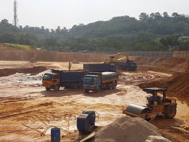 Kuala Lumpur, Malezya-9 Ağustos 2017: ağır makine Hafriyat inşaat sahasında yapıyor. Works gerekli düzeyi almak bina inşaat başlamadan önce yürütülen. 