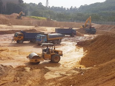 Kuala Lumpur, Malezya-9 Ağustos 2017: ağır makine Hafriyat inşaat sahasında yapıyor. Works gerekli düzeyi almak bina inşaat başlamadan önce yürütülen. 