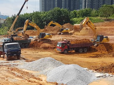 Kuala Lumpur, Malezya-9 Ağustos 2017: ağır makine Hafriyat inşaat sahasında yapıyor. Works gerekli düzeyi almak bina inşaat başlamadan önce yürütülen. 