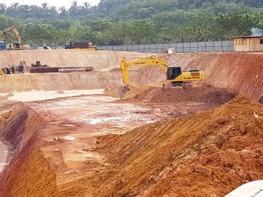 Kuala Lumpur, Malezya-9 Ağustos 2017: ağır makine Hafriyat inşaat sahasında yapıyor. Works gerekli düzeyi almak bina inşaat başlamadan önce yürütülen. 
