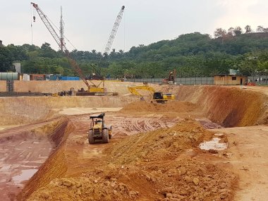Kuala Lumpur, Malezya-9 Ağustos 2017: ağır makine Hafriyat inşaat sahasında yapıyor. Works gerekli düzeyi almak bina inşaat başlamadan önce yürütülen. 