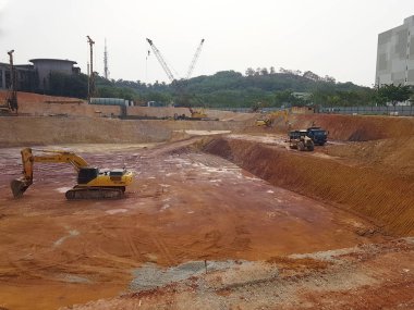 Kuala Lumpur, Malezya-9 Ağustos 2017: ağır makine Hafriyat inşaat sahasında yapıyor. Works gerekli düzeyi almak bina inşaat başlamadan önce yürütülen. 