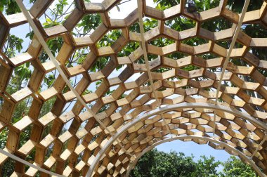 Putrajaya, Malezya-30 Mayıs 2016: ahşap Floria Garden Putrajaya, Malezya bir altıgen şeklinde yapılan geçit gölgelendirme. Altıgen şeklinde ahşap büyük bir kemer oluşturmak için bir araya.