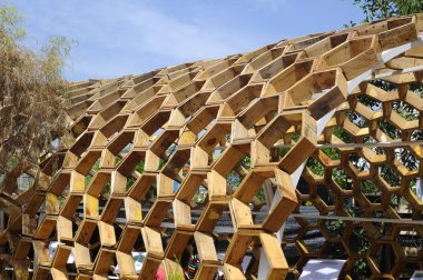 Putrajaya, Malezya-30 Mayıs 2016: ahşap Floria Garden Putrajaya, Malezya bir altıgen şeklinde yapılan geçit gölgelendirme. Altıgen şeklinde ahşap büyük bir kemer oluşturmak için bir araya.