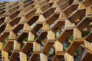 Putrajaya, Malezya-30 Mayıs 2016: ahşap Floria Garden Putrajaya, Malezya bir altıgen şeklinde yapılan geçit gölgelendirme. Altıgen şeklinde ahşap büyük bir kemer oluşturmak için bir araya.