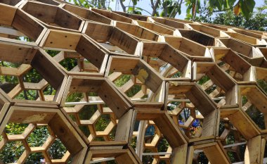 Putrajaya, Malezya-30 Mayıs 2016: ahşap Floria Garden Putrajaya, Malezya bir altıgen şeklinde yapılan geçit gölgelendirme. Altıgen şeklinde ahşap büyük bir kemer oluşturmak için bir araya.