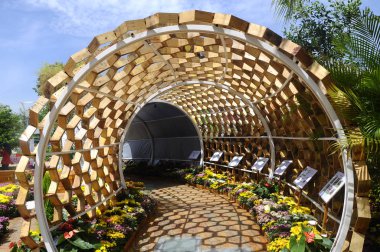 Putrajaya, Malezya-30 Mayıs 2016: ahşap Floria Garden Putrajaya, Malezya bir altıgen şeklinde yapılan geçit gölgelendirme. Altıgen şeklinde ahşap büyük bir kemer oluşturmak için bir araya.