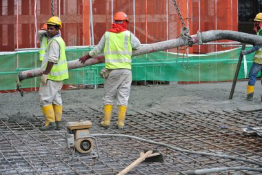 Selangor, Malezya Mayıs 2014: İnşaat işçileri fil vinç veya beton pompa vinç hortum inşaat alanındaki kullanarak concreting işi.