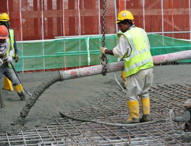 Selangor, Malezya Mayıs 2014: İnşaat işçileri fil vinç veya beton pompa vinç hortum inşaat alanındaki kullanarak concreting işi.