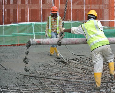 Selangor, Malezya Mayıs 2014: İnşaat işçileri fil vinç veya beton pompa vinç hortum inşaat alanındaki kullanarak concreting işi.