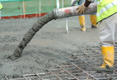 Selangor, Malezya Mayıs 2014: İnşaat işçileri fil vinç veya beton pompa vinç hortum inşaat alanındaki kullanarak concreting işi.