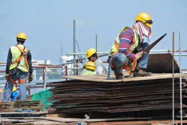 Malacca, Malaysia-12 Temmuz 2016: ahşap formu imalatı inşaat işçileri işe inşaat alanında. Her zaman uygun güvenlik dişli giyiyor. 