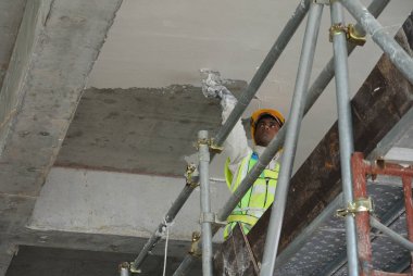 Malacca, Malaysia-25 Temmuz 2016: inşaat işçileri iş sıvama yağsız kat yapıyoruz