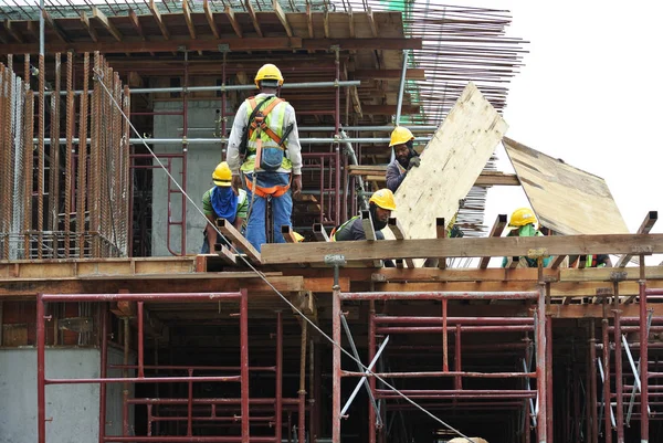 Malacca Malaisie Juillet 2016 Travailleurs Construction Qui Fabriquent Des Coffrages — Photo
