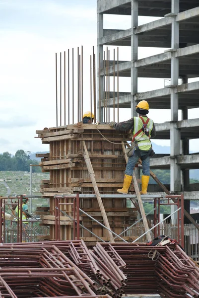 Malacca Malaysia Juli 2016 Bauarbeiter Die Holz Herstellen Arbeiten Auf — Stockfoto