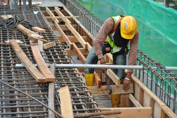 马来西亚马六甲 2016年7月12日 建筑工人在建筑工地制造木材形式工作 随时佩戴适当的安全装备 — 图库照片