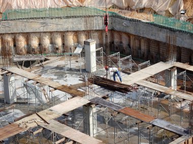 Johor, Malezya-23 Temmuz 2016: kontrplak yapılan ahşap formu iş ve inşaat sahasında işçiler tarafından inşa kereste. 