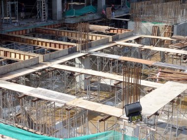 Johor, Malezya-23 Temmuz 2016: kontrplak yapılan ahşap formu iş ve inşaat sahasında işçiler tarafından inşa kereste. 