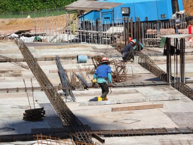 Johor, Malezya-23 Temmuz 2016: kontrplak yapılan ahşap formu iş ve inşaat sahasında işçiler tarafından inşa kereste. 