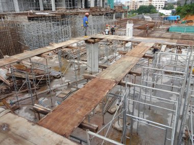 Johor, Malezya-23 Temmuz 2016: kontrplak yapılan ahşap formu iş ve inşaat sahasında işçiler tarafından inşa kereste. 