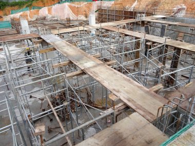 Johor, Malezya-23 Temmuz 2016: kontrplak yapılan ahşap formu iş ve inşaat sahasında işçiler tarafından inşa kereste. 