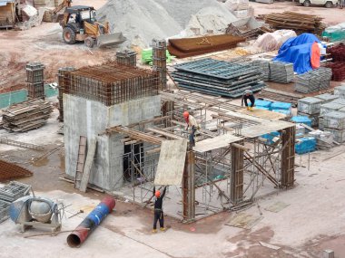 Johor, Malezya-23 Temmuz 2016: kontrplak yapılan ahşap formu iş ve inşaat sahasında işçiler tarafından inşa kereste. 