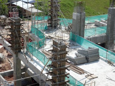 Johor, Malezya-23 Temmuz 2016: kontrplak yapılan ahşap formu iş ve inşaat sahasında işçiler tarafından inşa kereste. 