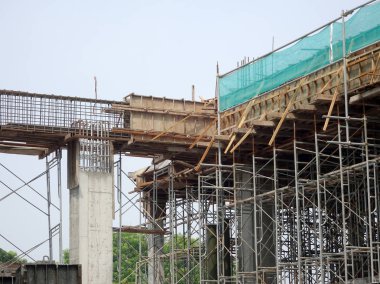 Johor, Malezya-23 Temmuz 2016: kontrplak yapılan ahşap formu iş ve inşaat sahasında işçiler tarafından inşa kereste. 